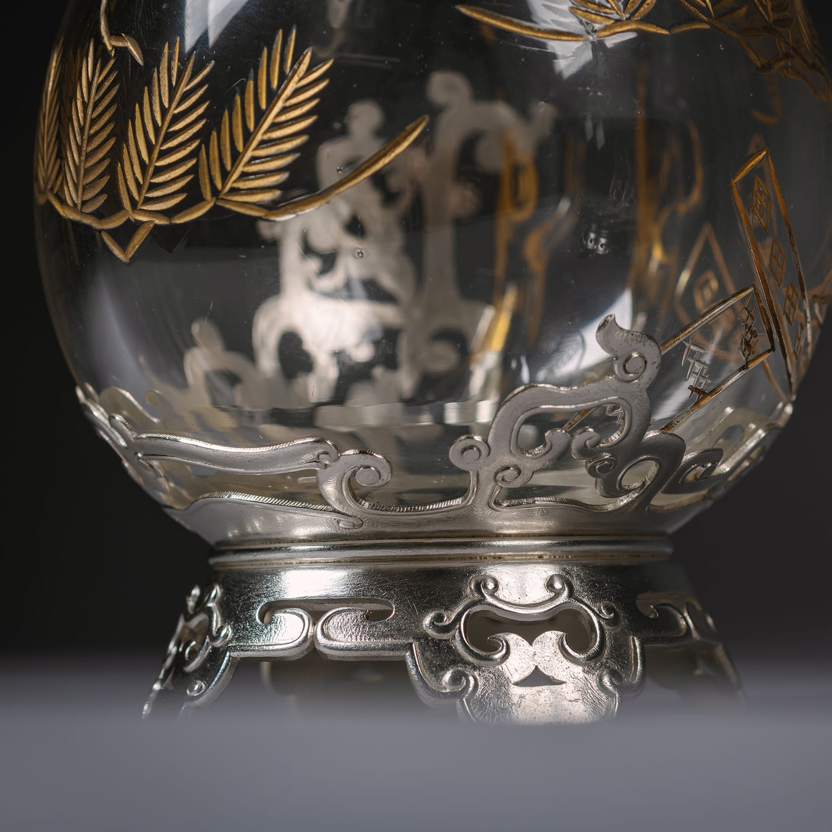 A Pair of ‘Japonaise’ Style Silver Plated and Engraved Glass Decanters - Image 9