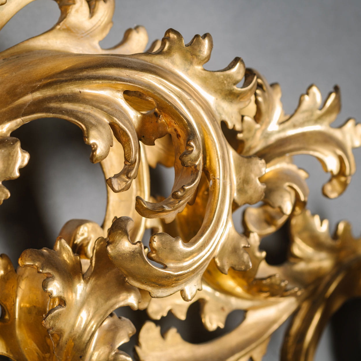 A Large and Elaborately Carved Florentine Giltwood Mirror - Image 2