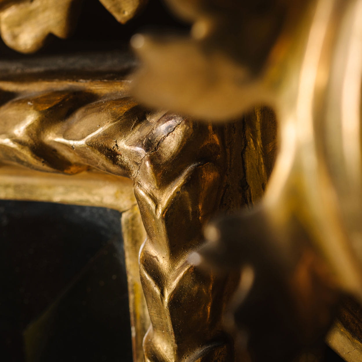 A Large and Elaborately Carved Florentine Giltwood Mirror - Image 6