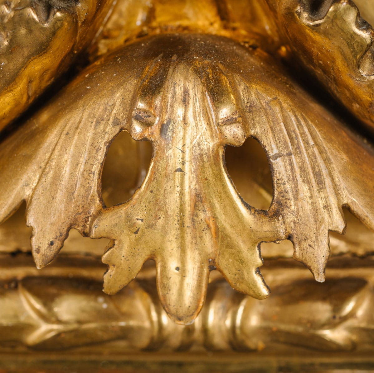 A Large and Elaborately Carved Florentine Giltwood Mirror - Image 7