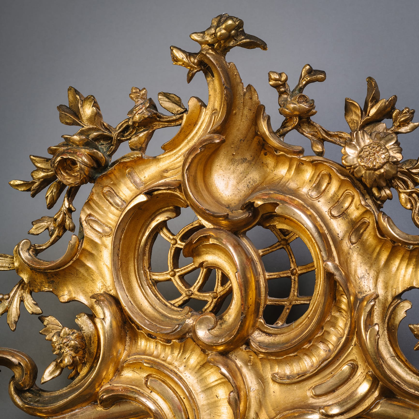 A Rare and Large Pair of Florentine Cartouche-Shaped Giltwood Wall Mirrors - Image 13