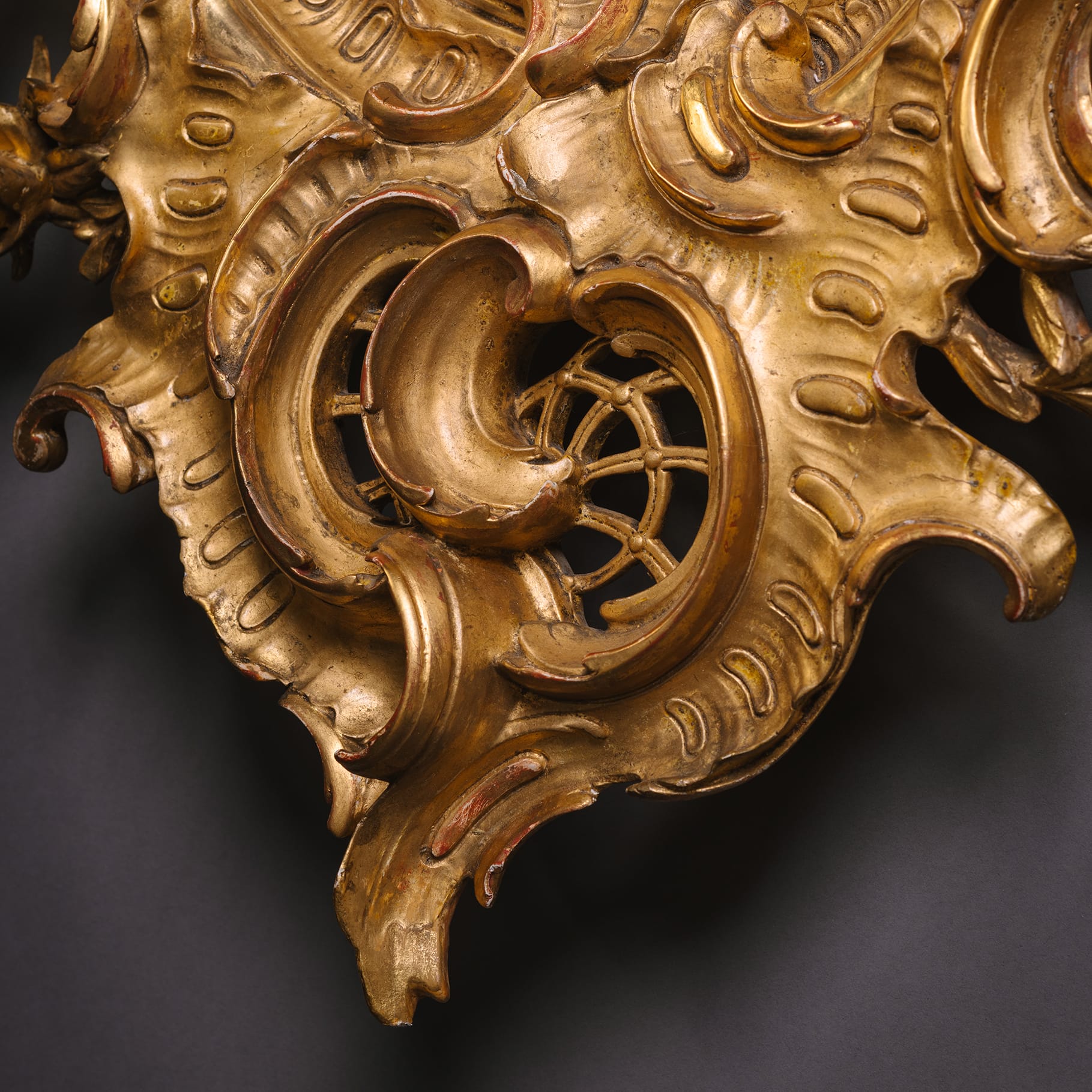 A Rare and Large Pair of Florentine Cartouche-Shaped Giltwood Wall Mirrors - Image 5