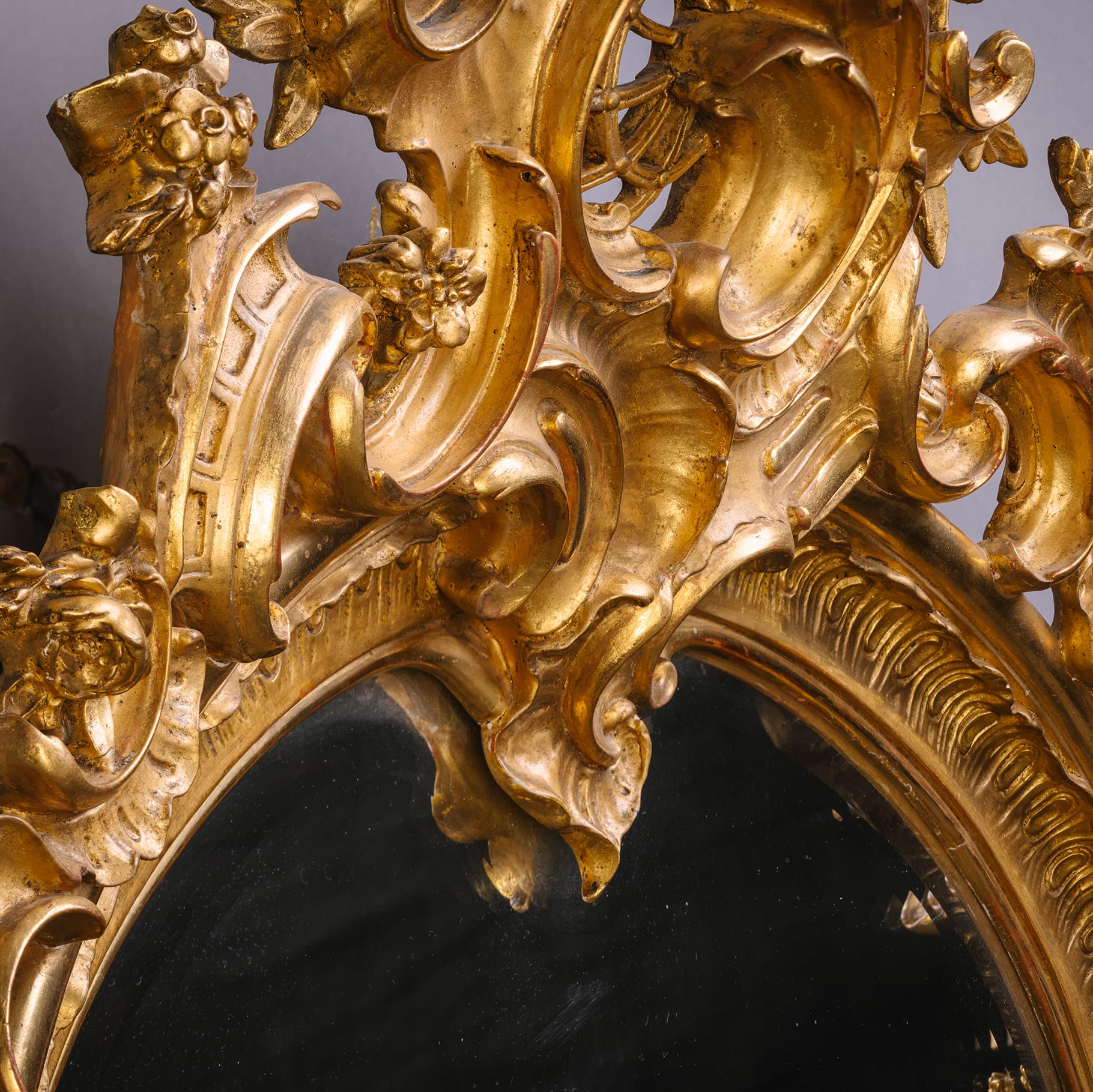 A Rare and Large Pair of Florentine Cartouche-Shaped Giltwood Wall Mirrors - Image 4