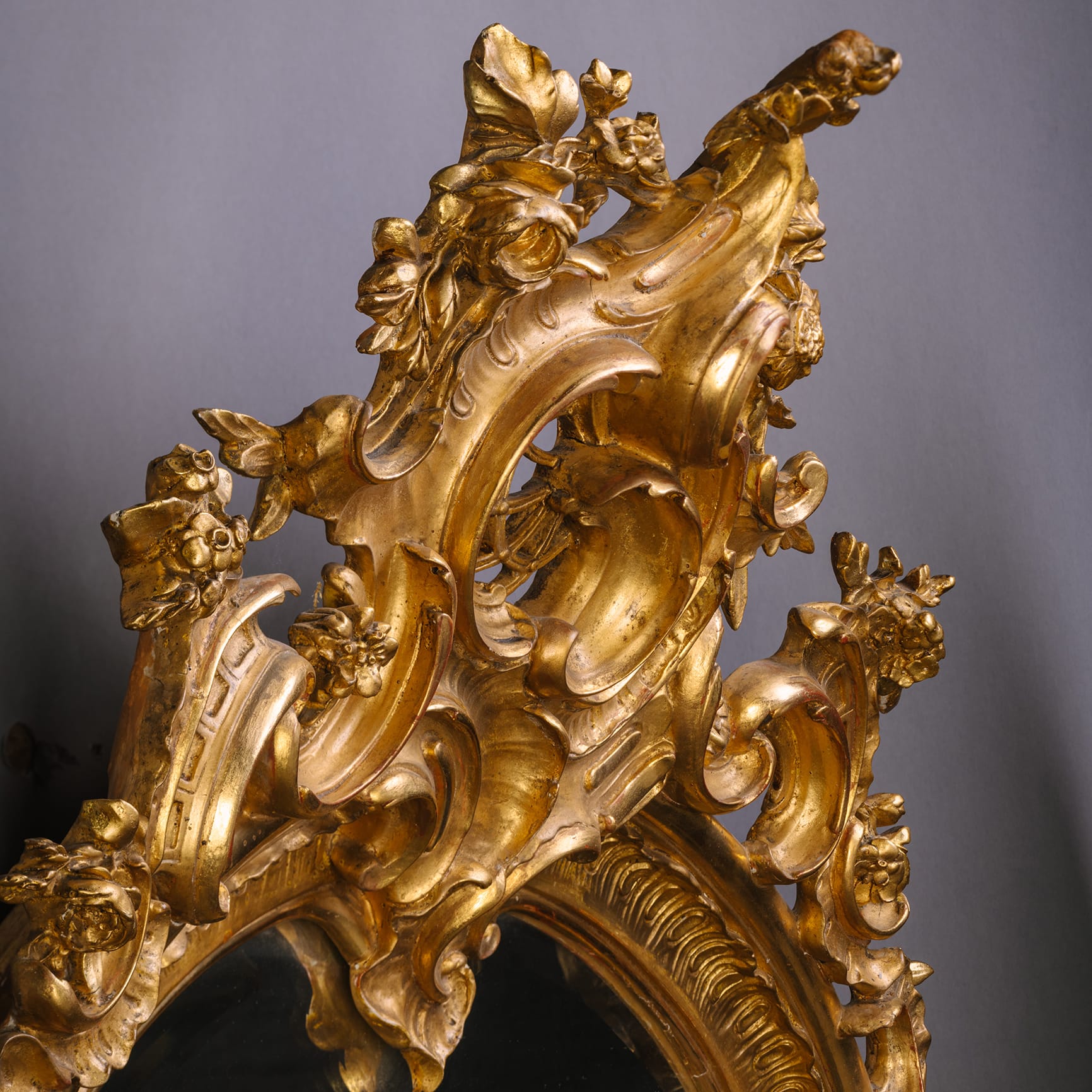 A Rare and Large Pair of Florentine Cartouche-Shaped Giltwood Wall Mirrors - Image 3