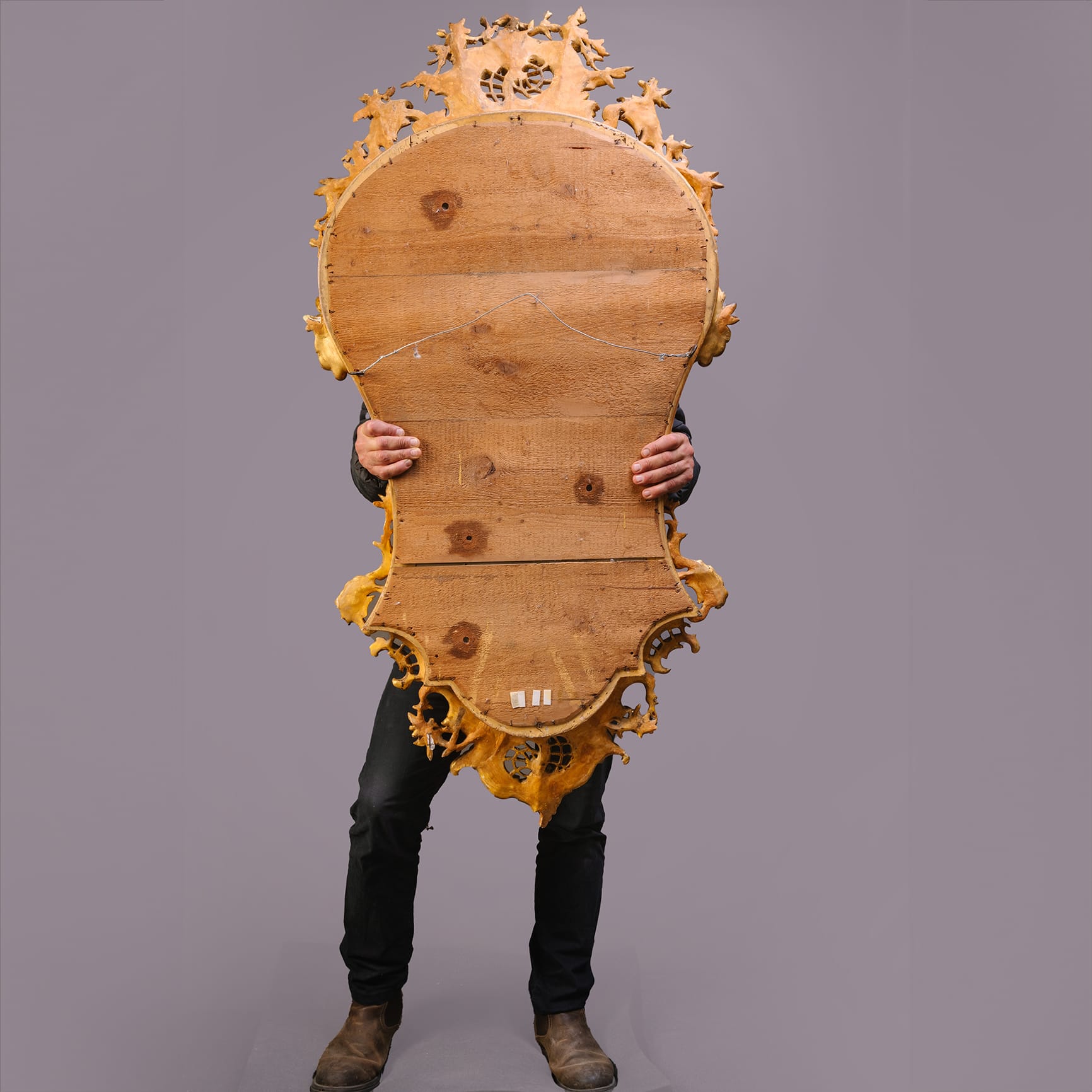 A Rare and Large Pair of Florentine Cartouche-Shaped Giltwood Wall Mirrors - Image 14