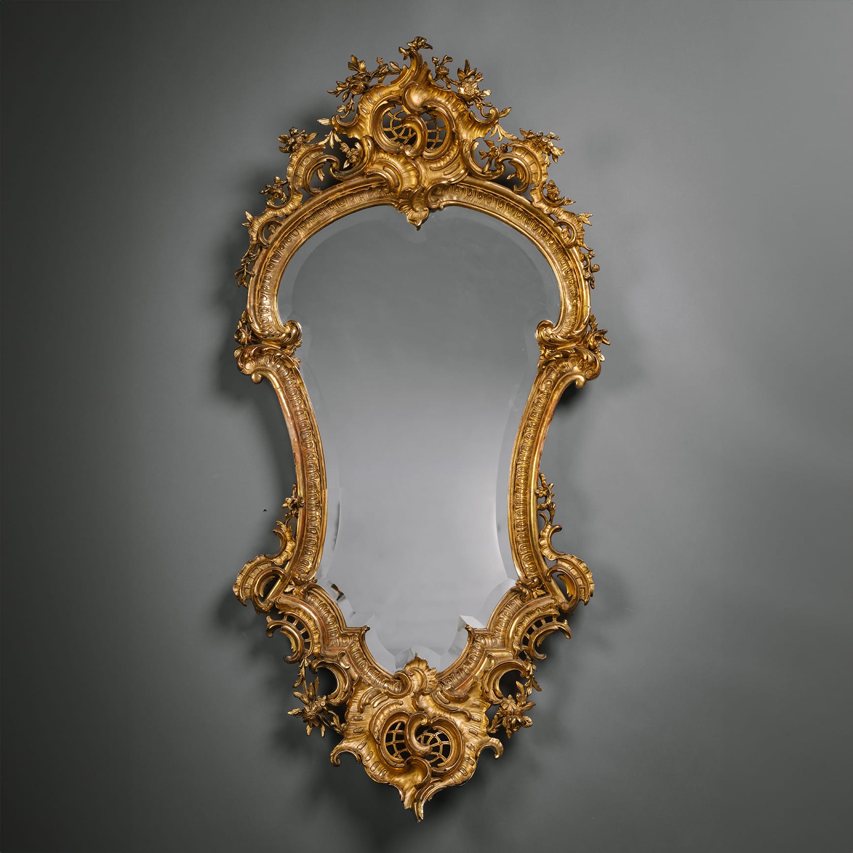 A Rare and Large Pair of Florentine Cartouche-Shaped Giltwood Wall Mirrors - Image 2