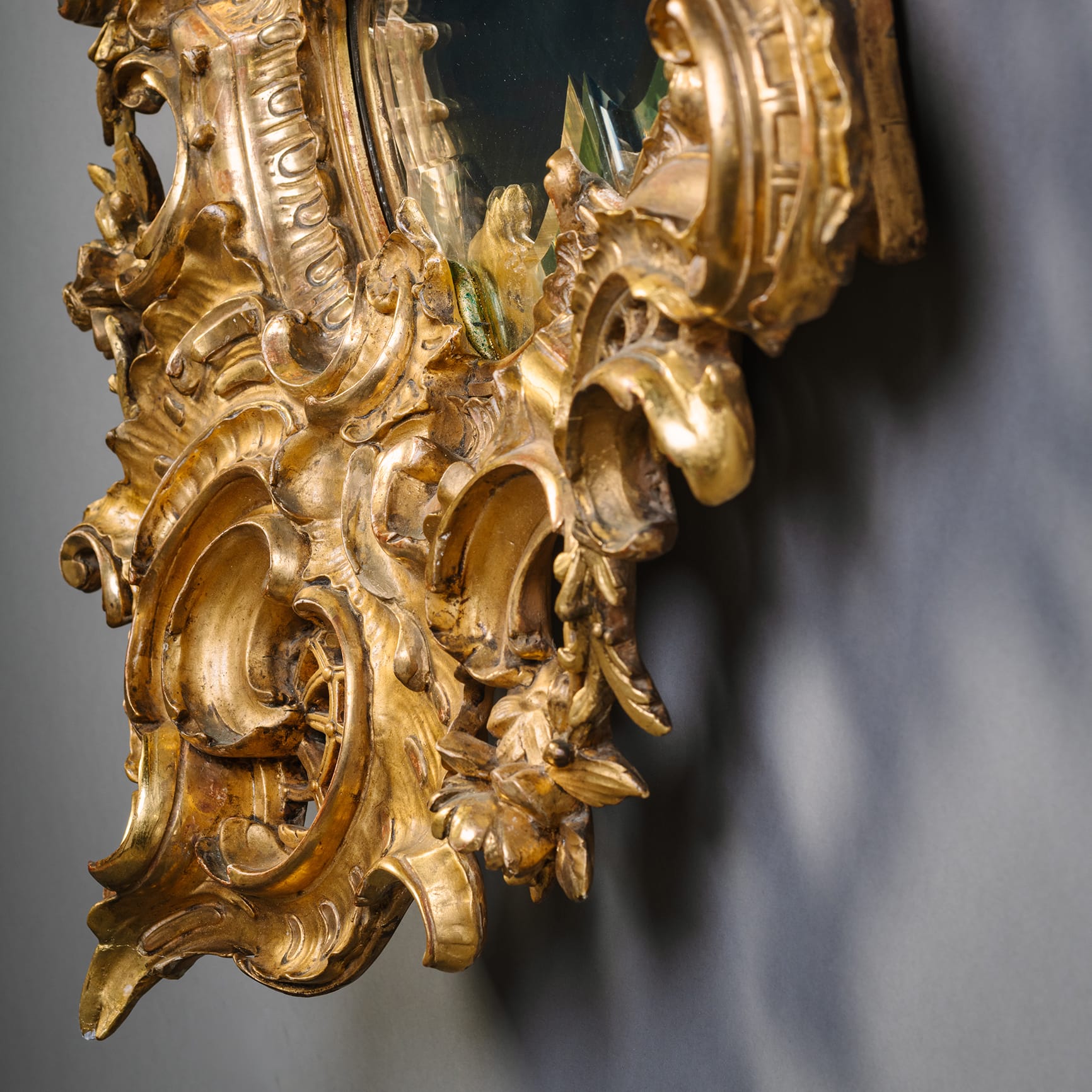 A Rare and Large Pair of Florentine Cartouche-Shaped Giltwood Wall Mirrors - Image 12