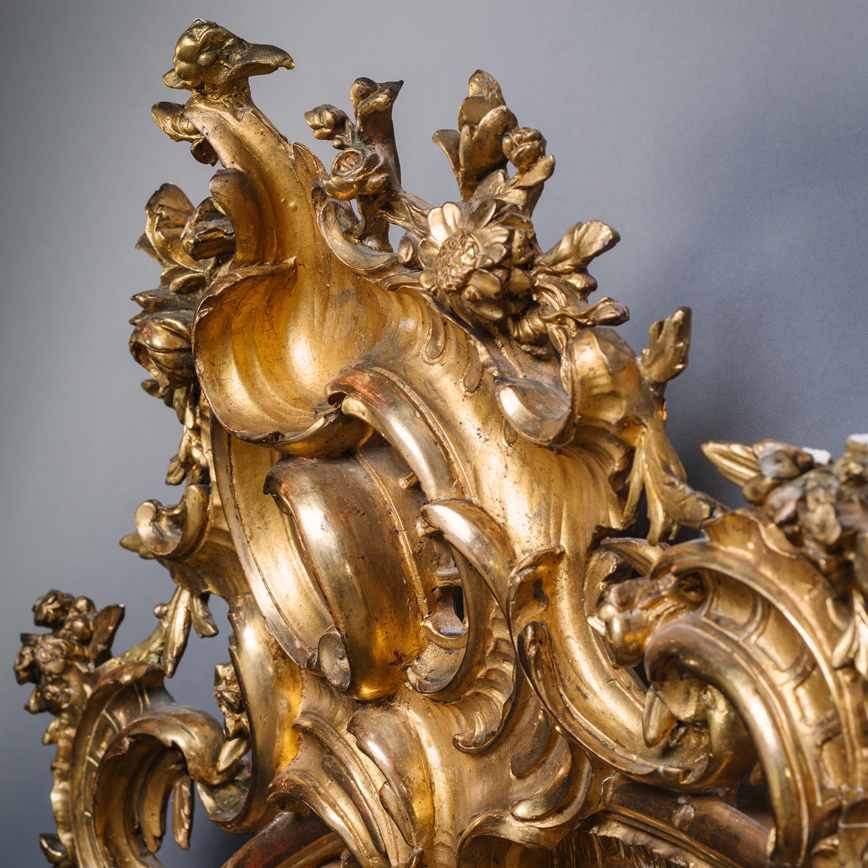 A Rare and Large Pair of Florentine Cartouche-Shaped Giltwood Wall Mirrors - Image 11