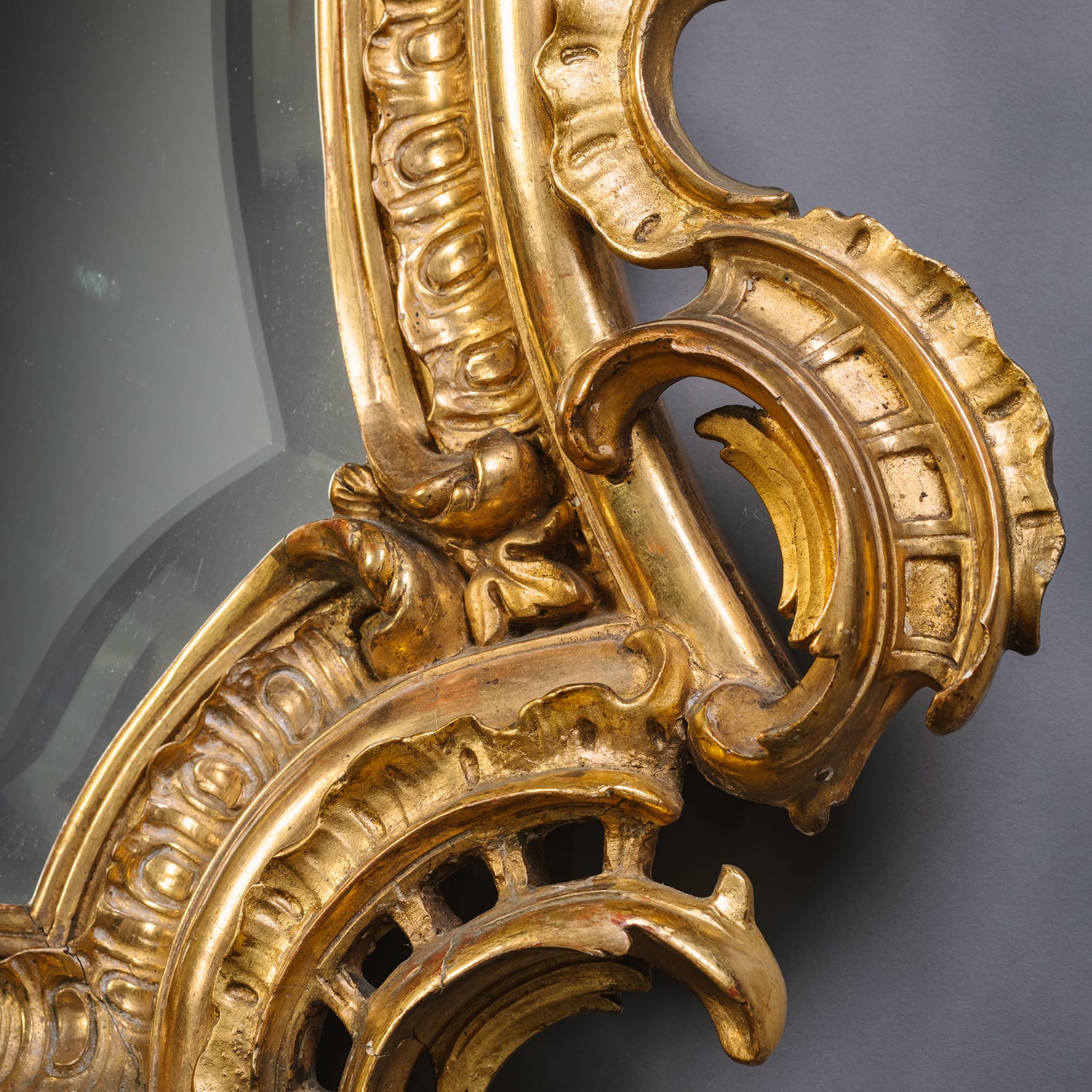 A Rare and Large Pair of Florentine Cartouche-Shaped Giltwood Wall Mirrors - Image 10
