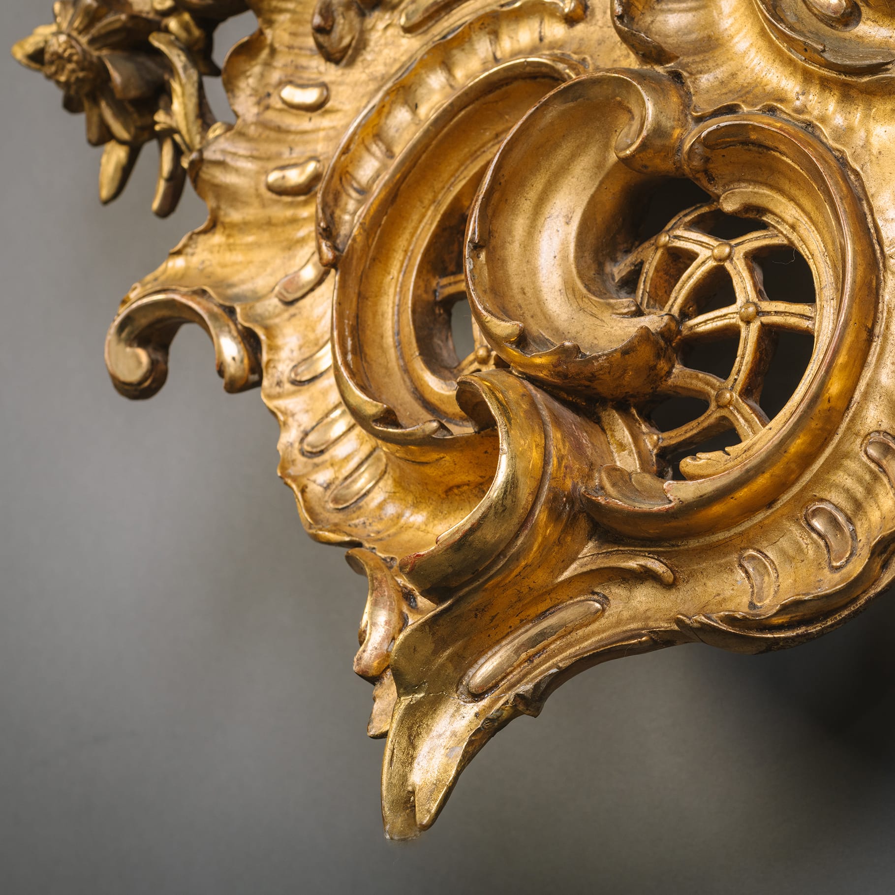 A Rare and Large Pair of Florentine Cartouche-Shaped Giltwood Wall Mirrors - Image 9