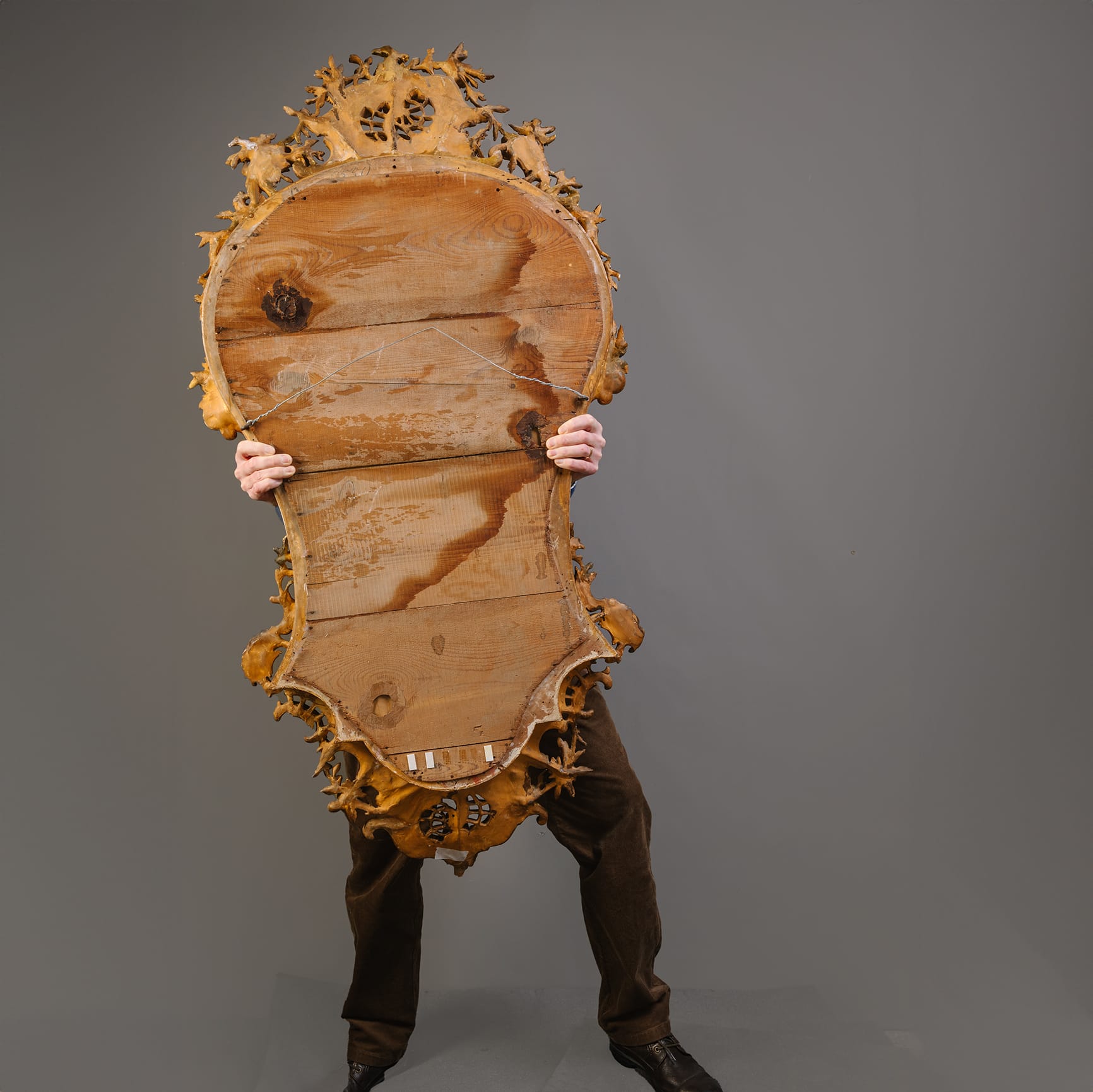A Rare and Large Pair of Florentine Cartouche-Shaped Giltwood Wall Mirrors - Image 15