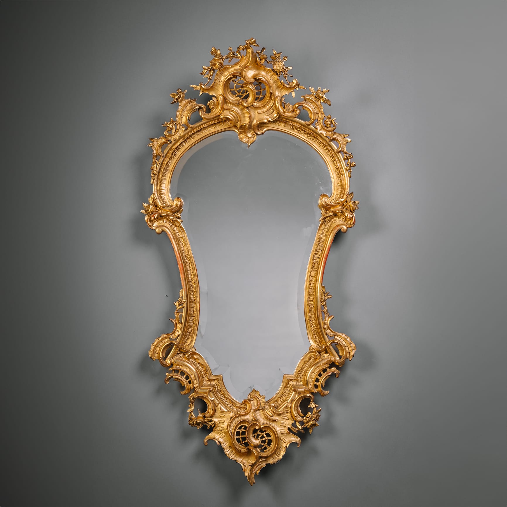 A Rare and Large Pair of Florentine Cartouche-Shaped Giltwood Wall Mirrors - Image 8