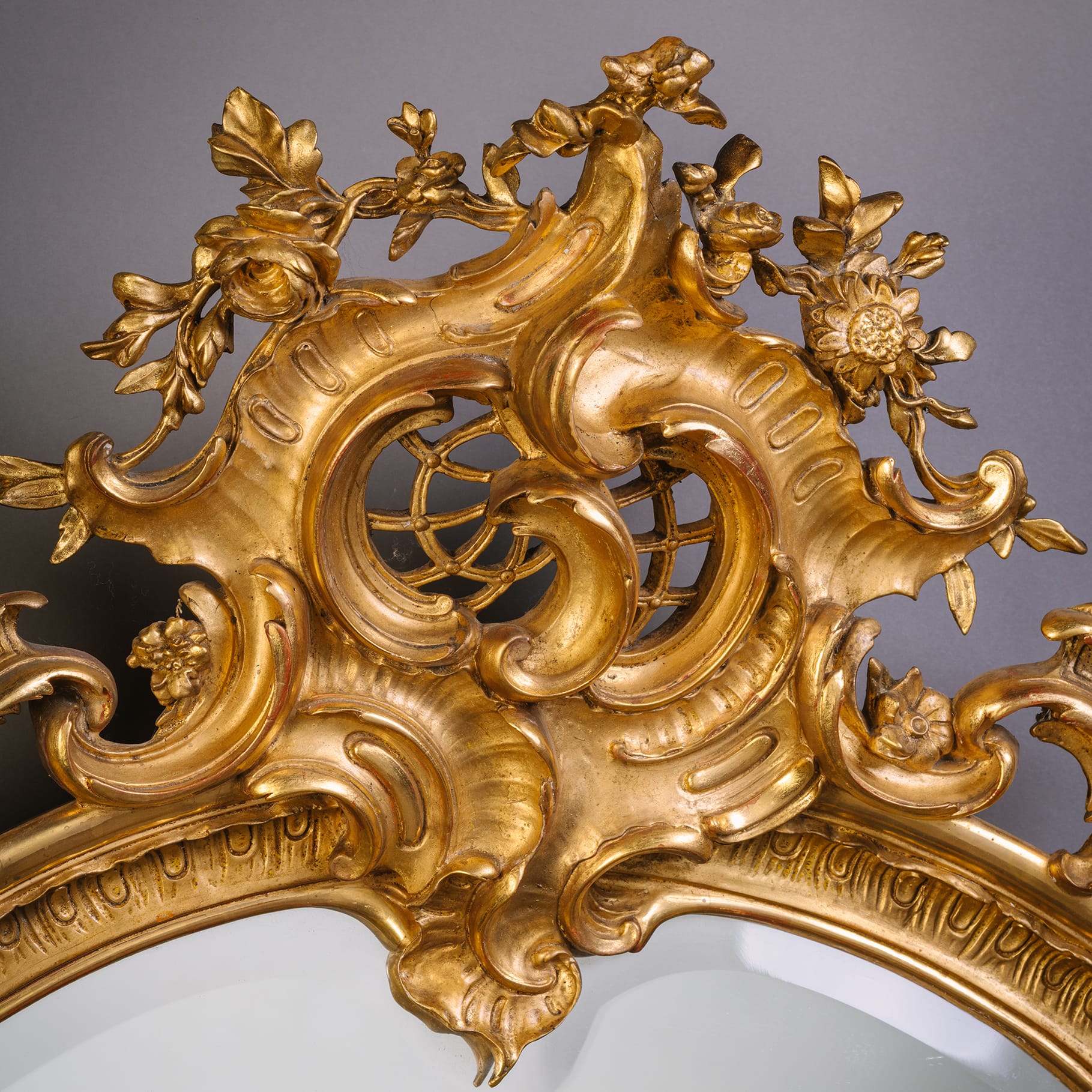A Rare and Large Pair of Florentine Cartouche-Shaped Giltwood Wall Mirrors - Image 7