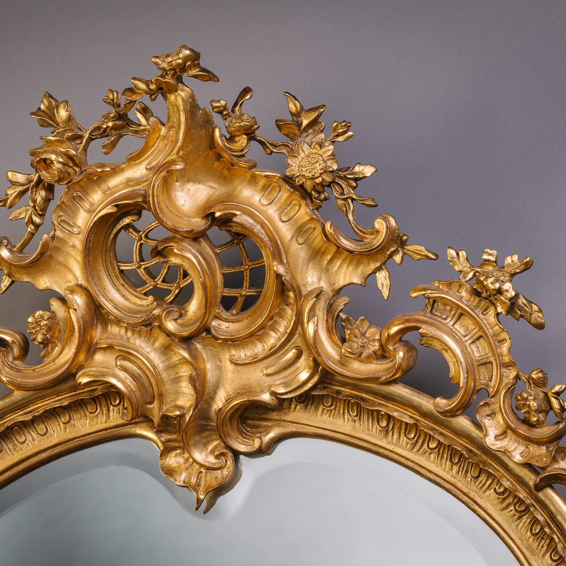 A Rare and Large Pair of Florentine Cartouche-Shaped Giltwood Wall Mirrors - Image 6