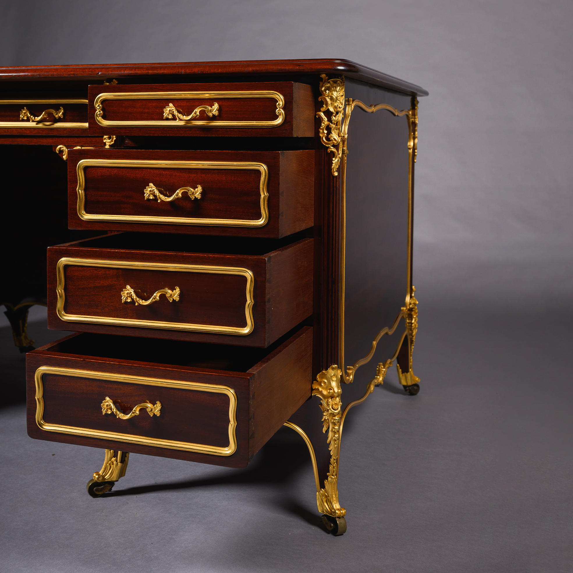 Mahogany bureau à caissons with pedestal drawers